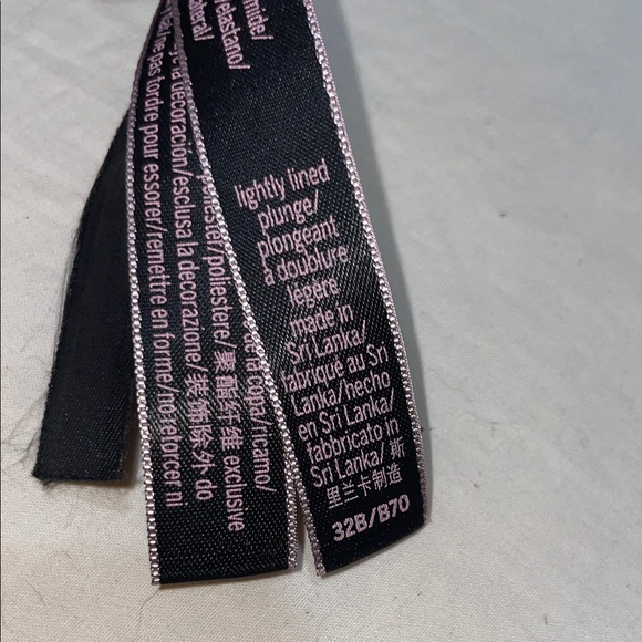 Victoria's Secret Midnight Black Lace lightly Lined Plunge Bra - Picture 6 of 7